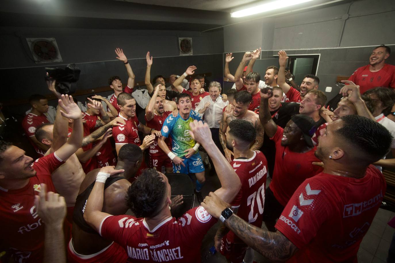 Fotos: La celebración del ascenso del Real Murcia tras el partido, en imágenes