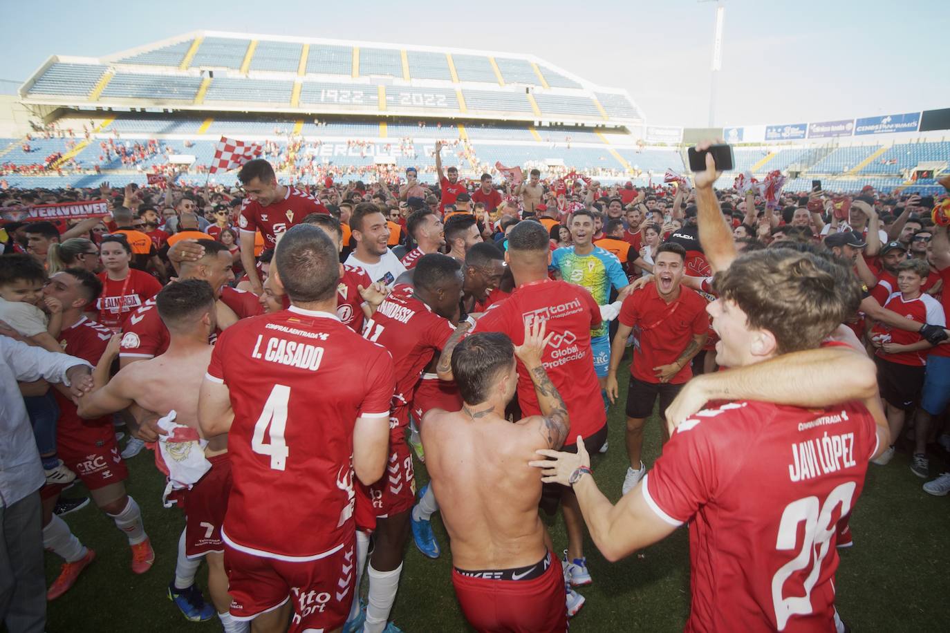 Fotos: La celebración del ascenso del Real Murcia tras el partido, en imágenes
