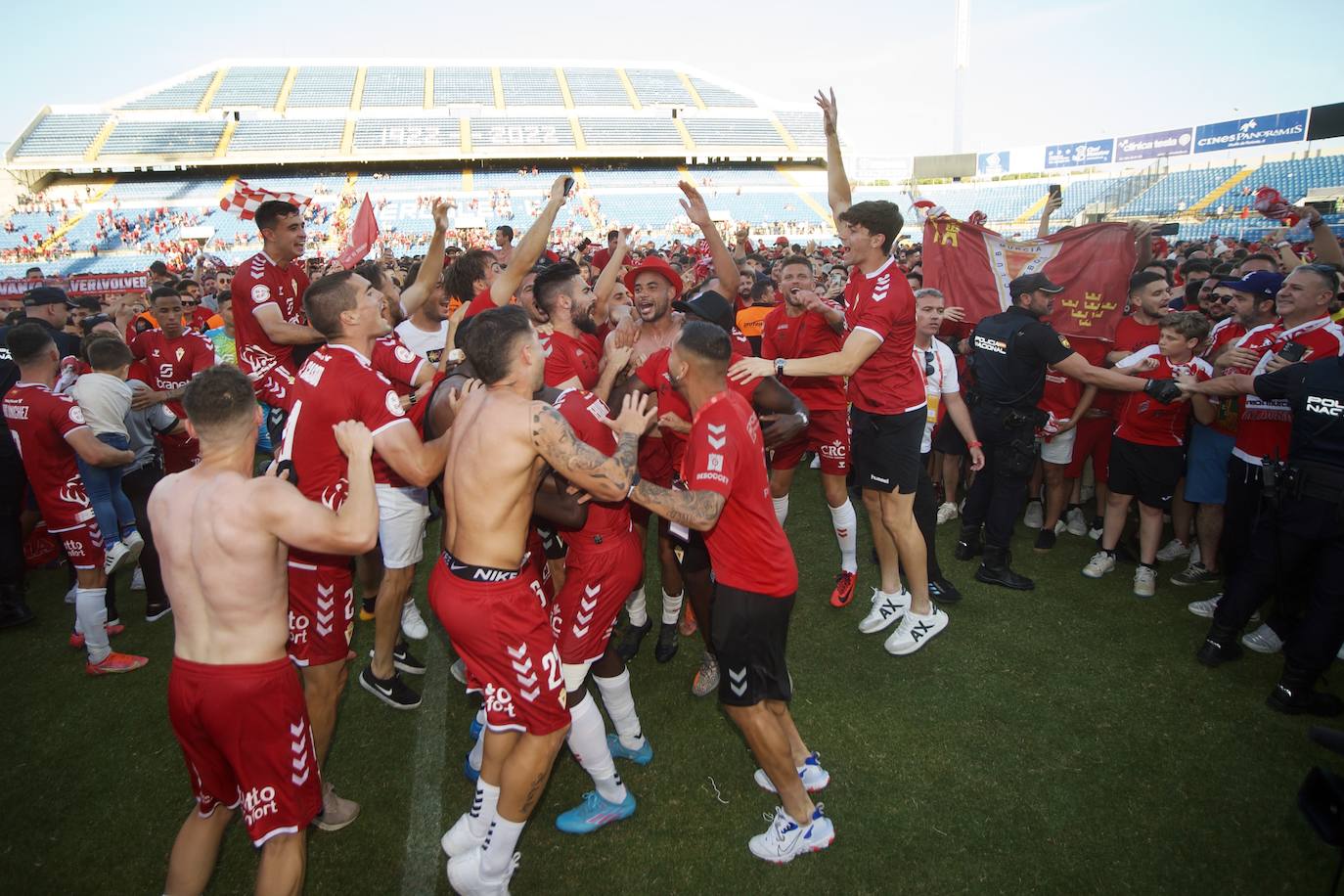 Fotos: La celebración del ascenso del Real Murcia tras el partido, en imágenes