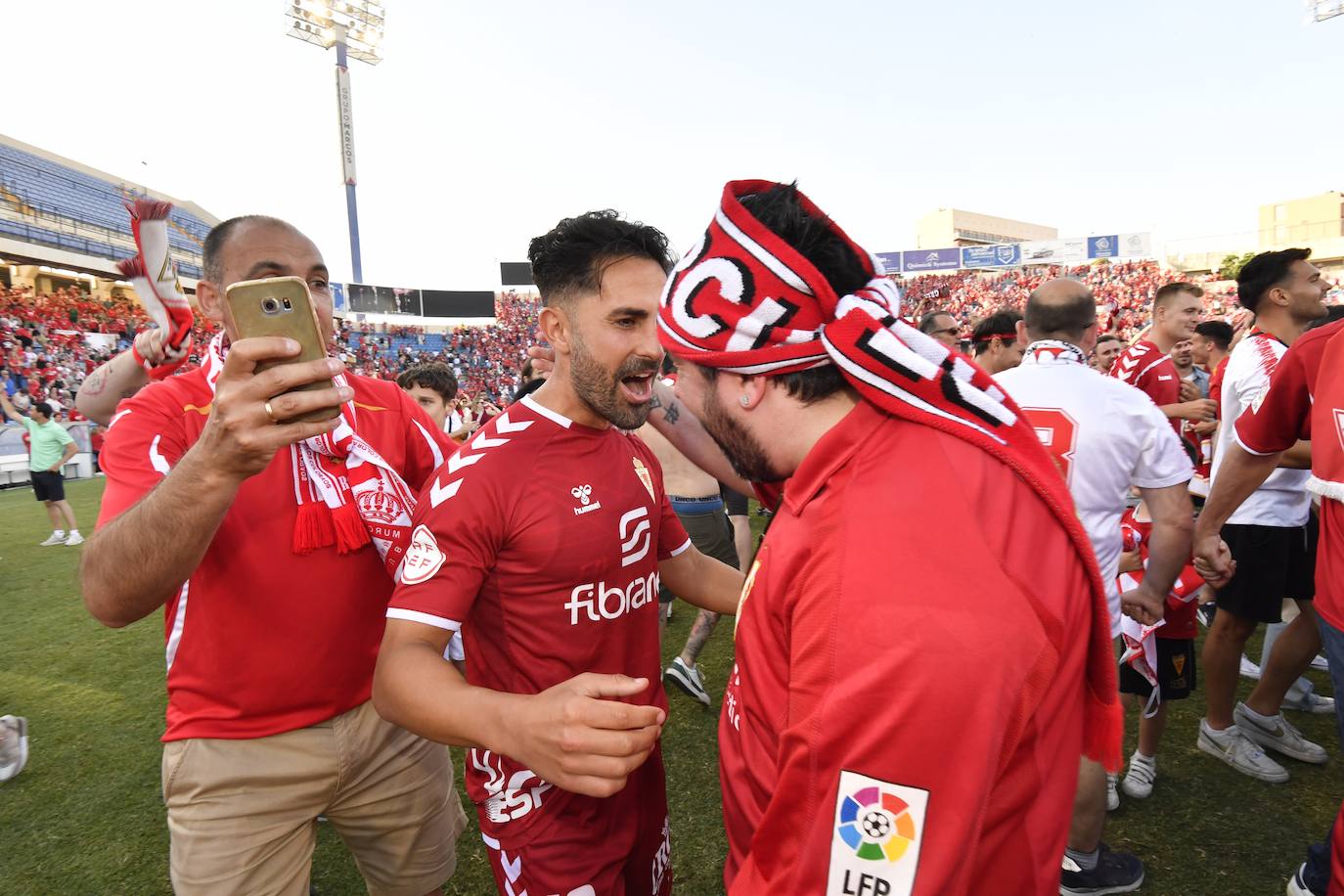 Fotos: La celebración del ascenso del Real Murcia tras el partido, en imágenes