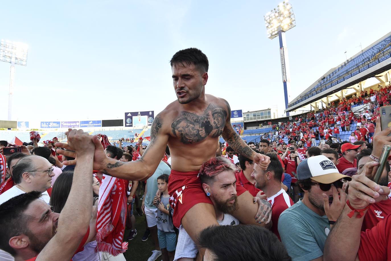 Fotos: La celebración del ascenso del Real Murcia tras el partido, en imágenes
