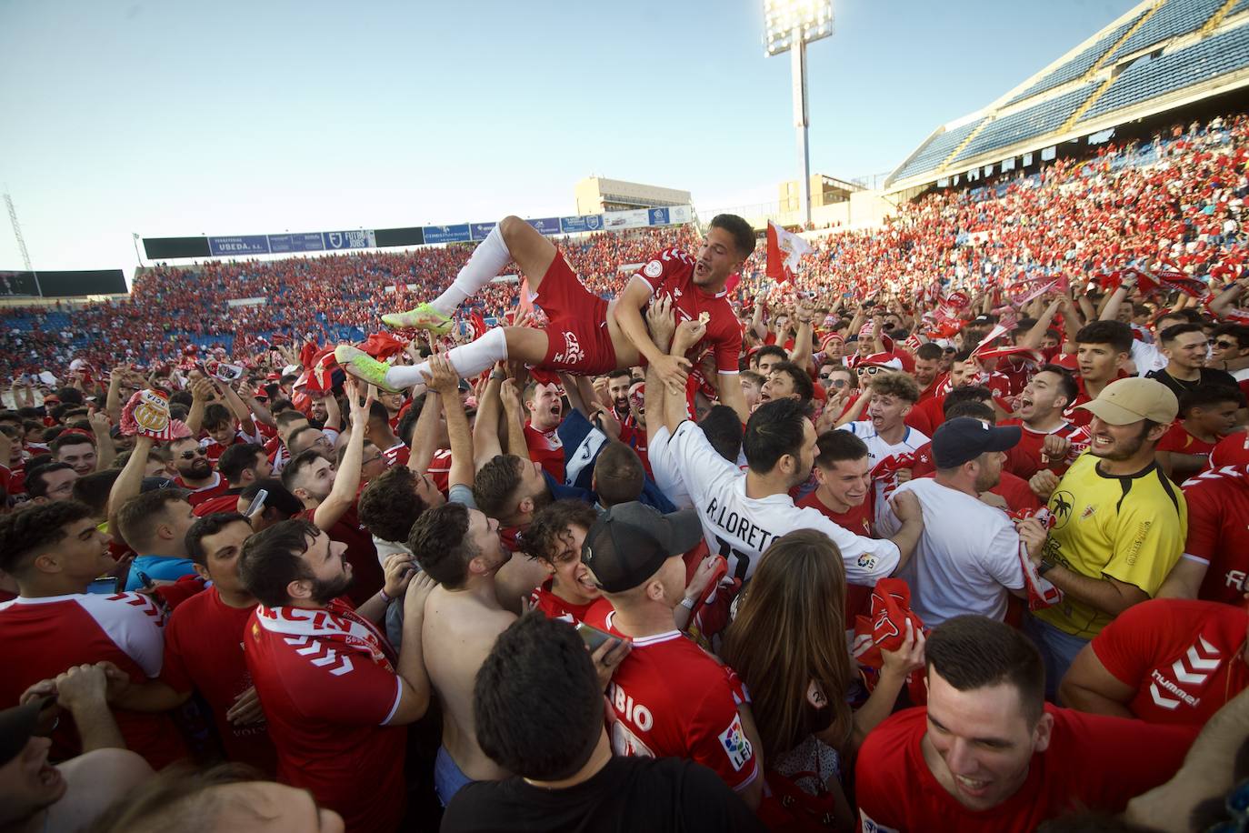 Fotos: La celebración del ascenso del Real Murcia tras el partido, en imágenes