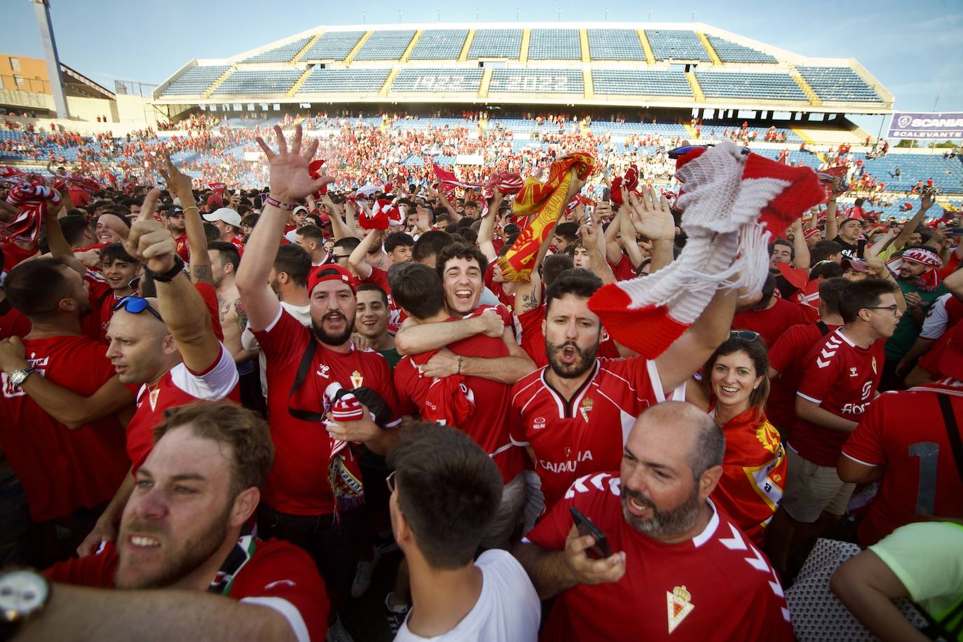 Fotos: La celebración del ascenso del Real Murcia tras el partido, en imágenes