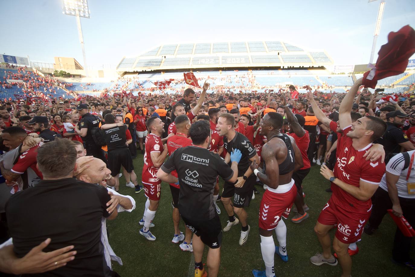 Fotos: La celebración del ascenso del Real Murcia tras el partido, en imágenes