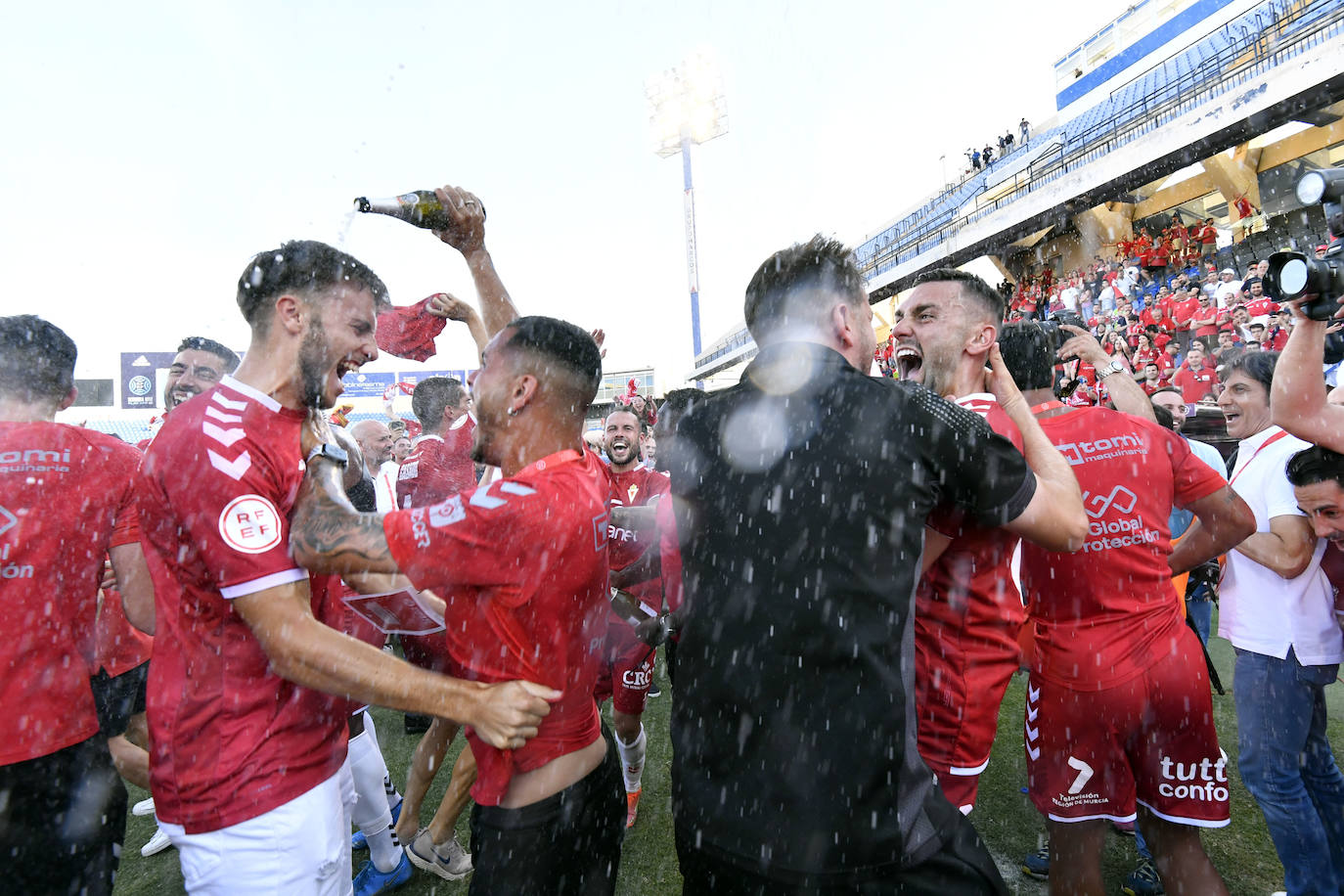 Fotos: La celebración del ascenso del Real Murcia tras el partido, en imágenes