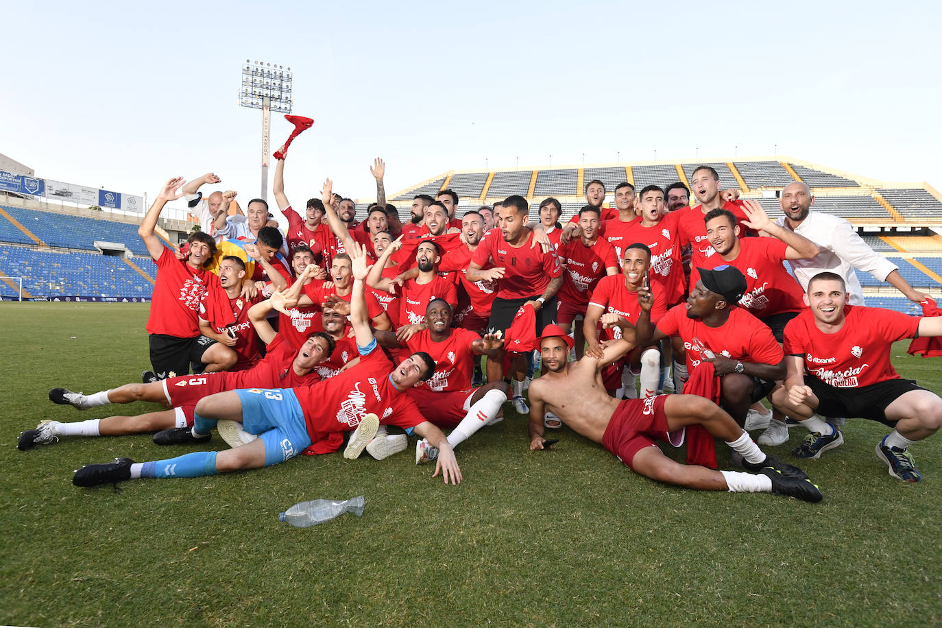 Fotos: La celebración del ascenso del Real Murcia tras el partido, en imágenes
