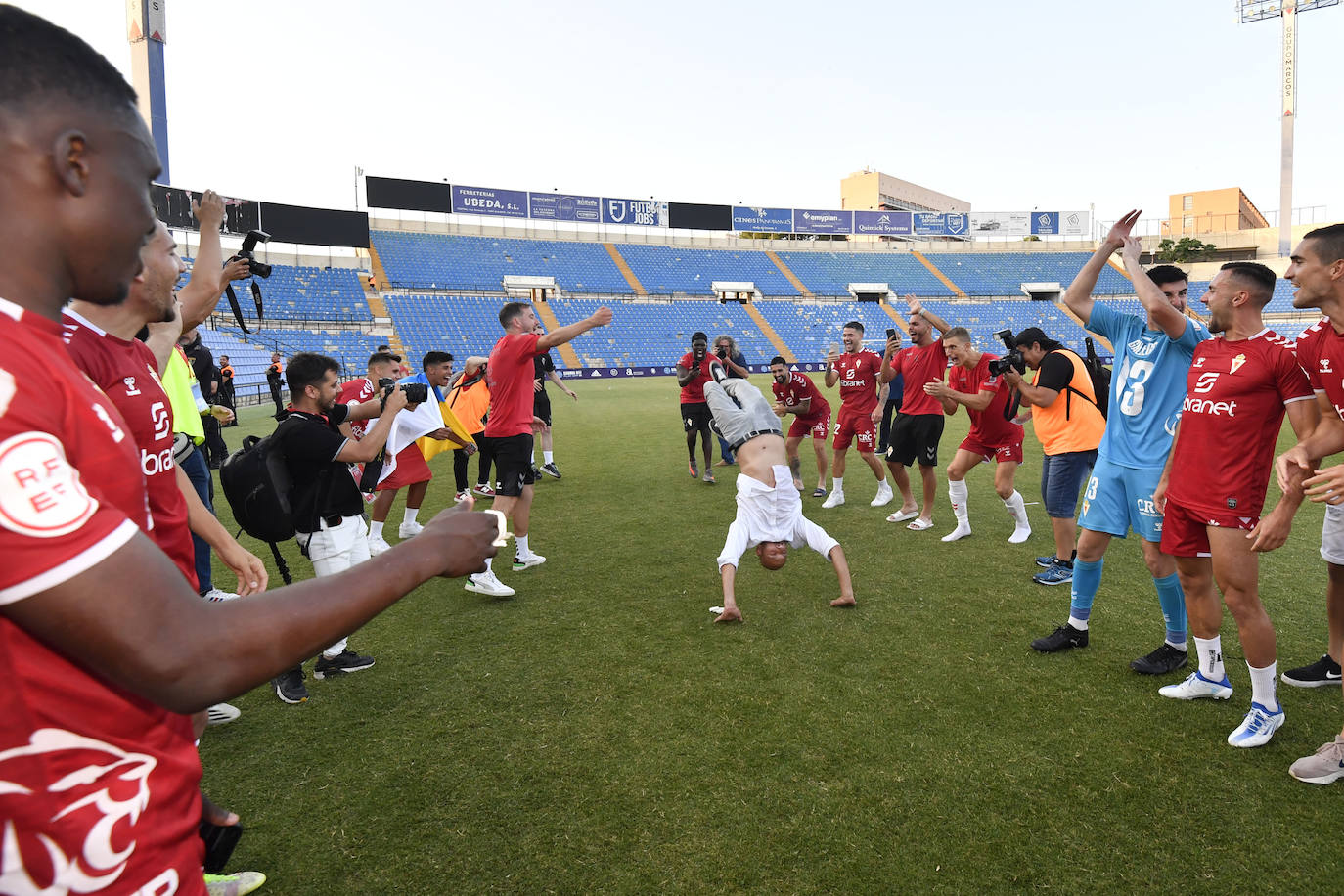 Fotos: La celebración del ascenso del Real Murcia tras el partido, en imágenes