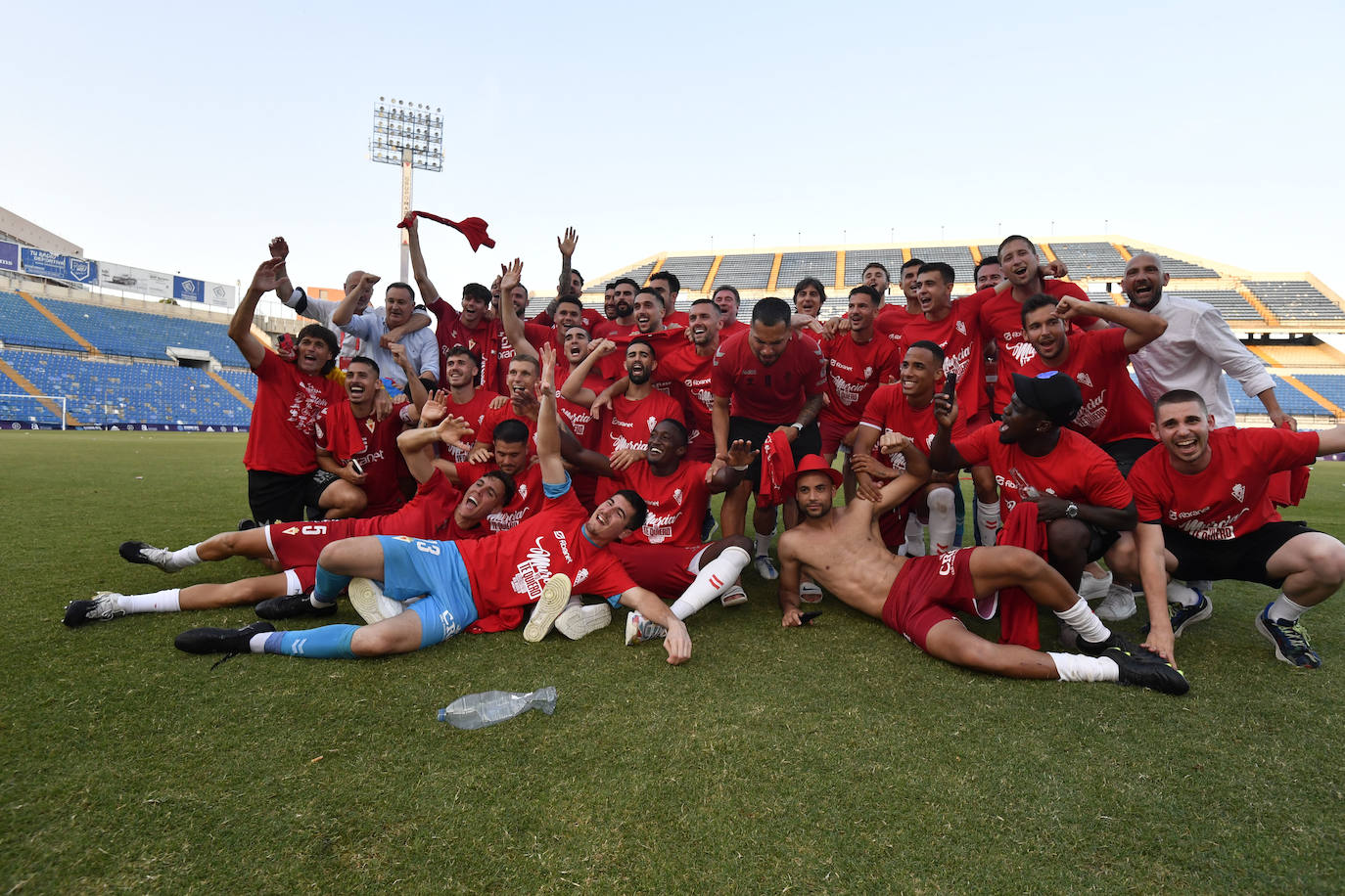 Fotos: La celebración del ascenso del Real Murcia tras el partido, en imágenes