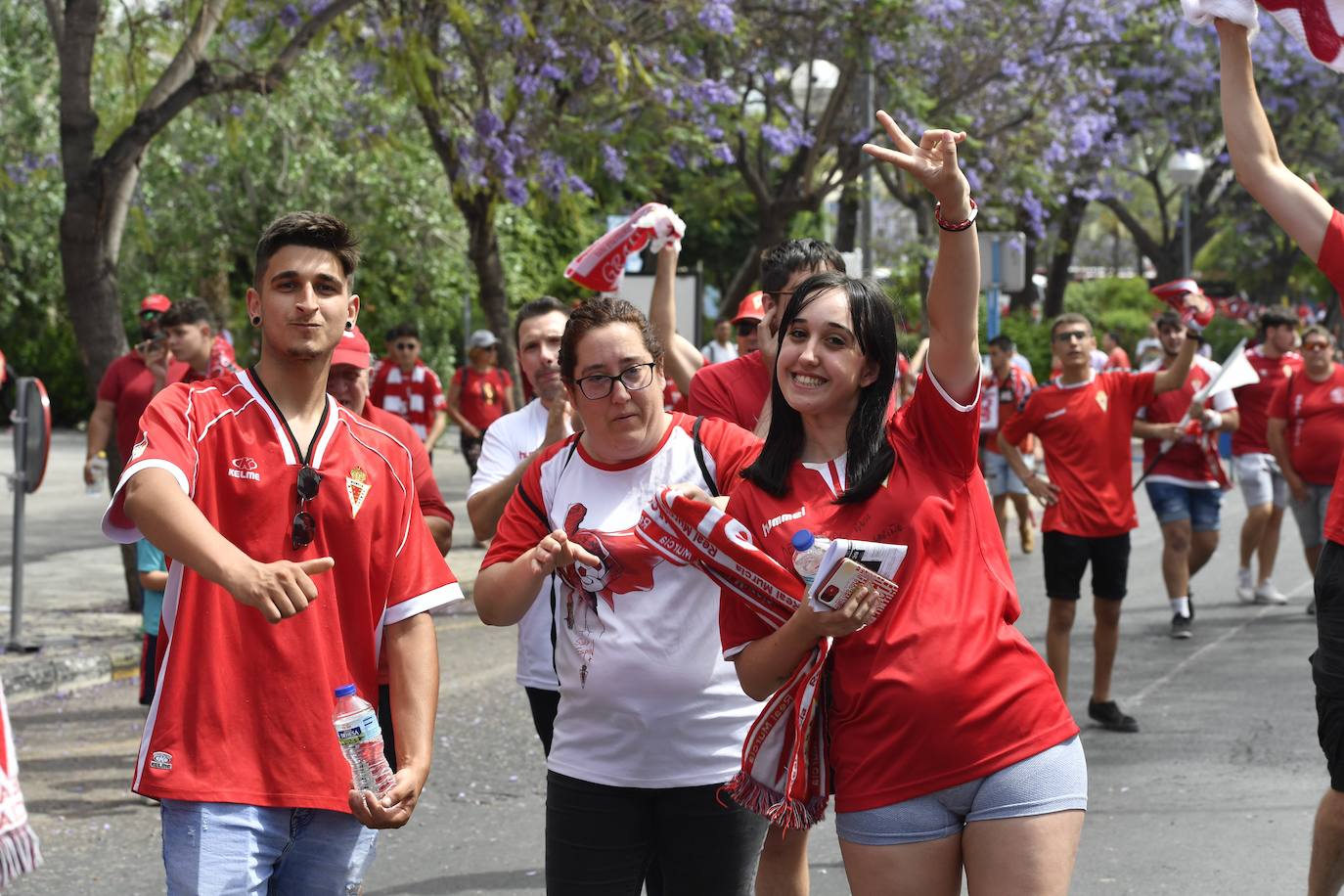 Fotos: Miles de almas granas recibieron al Real Murcia antes de la gran final por el ascenso