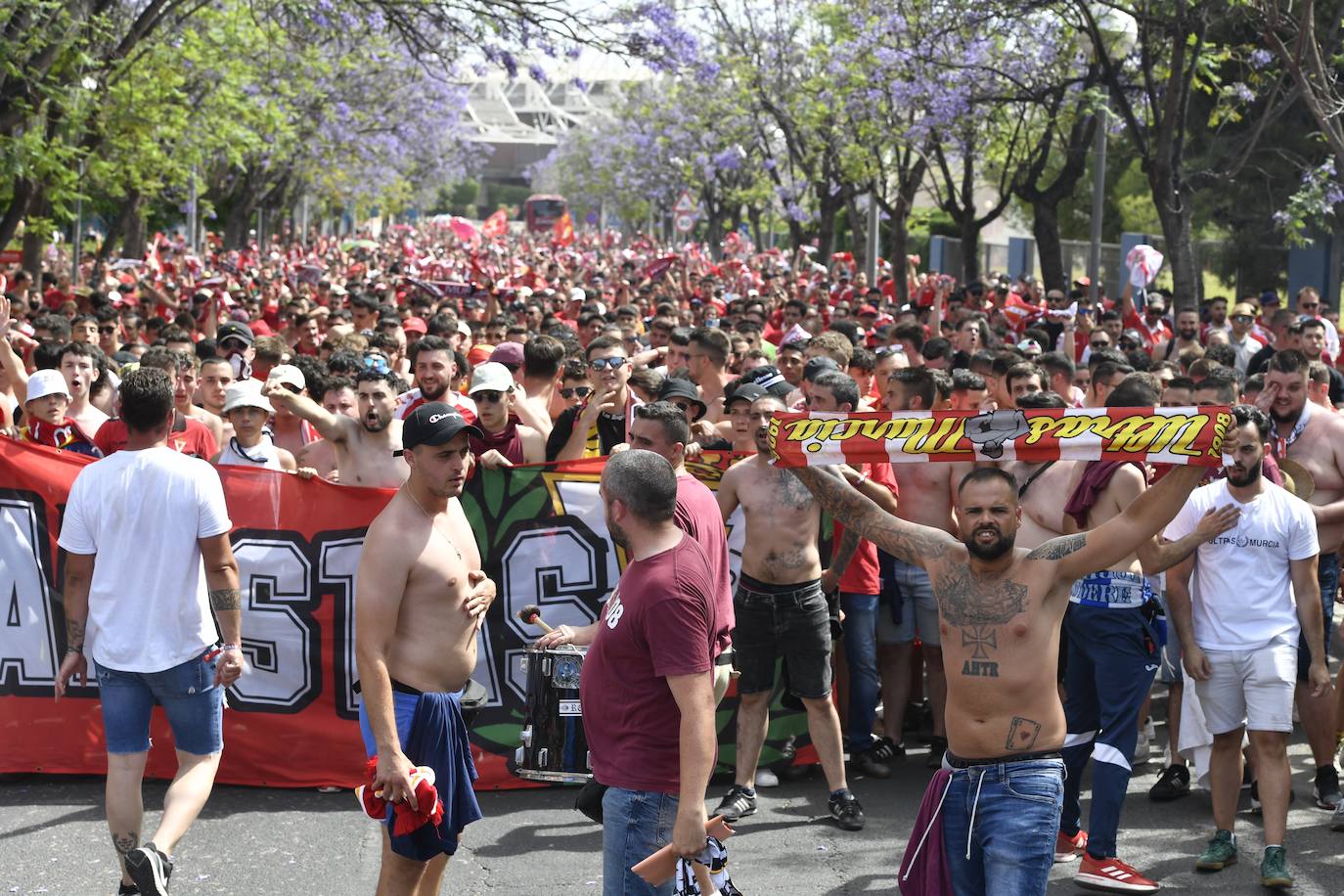 Fotos: Miles de almas granas recibieron al Real Murcia antes de la gran final por el ascenso