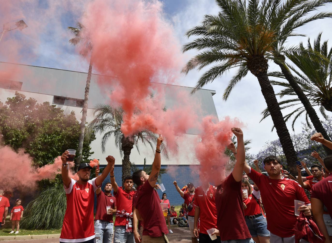 Fotos: Miles de almas granas recibieron al Real Murcia antes de la gran final por el ascenso