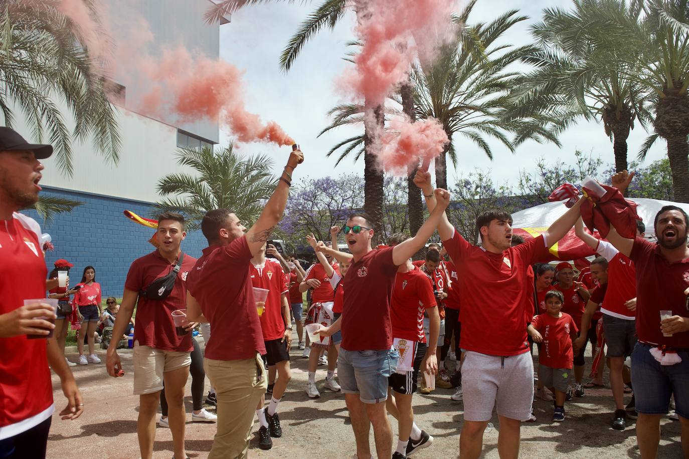 Fotos: Miles de almas granas recibieron al Real Murcia antes de la gran final por el ascenso