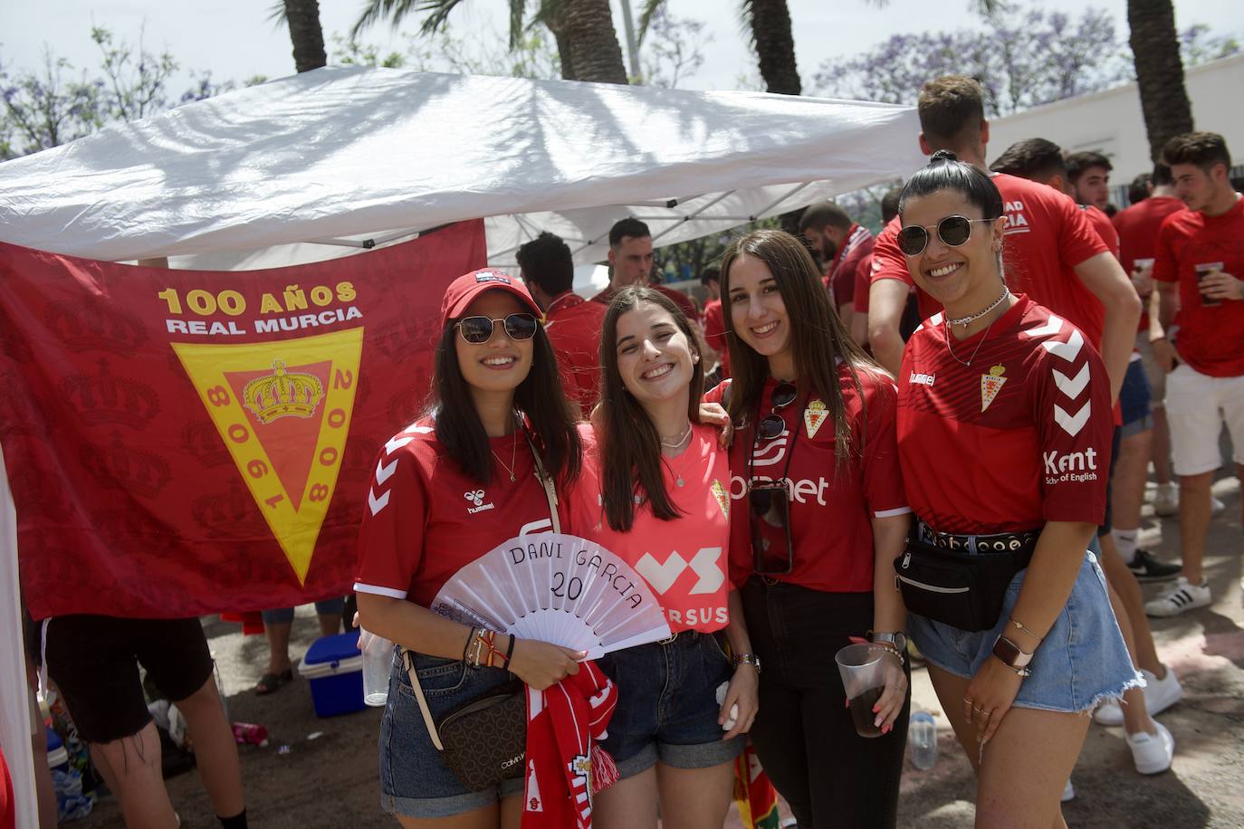 Fotos: Miles de almas granas recibieron al Real Murcia antes de la gran final por el ascenso