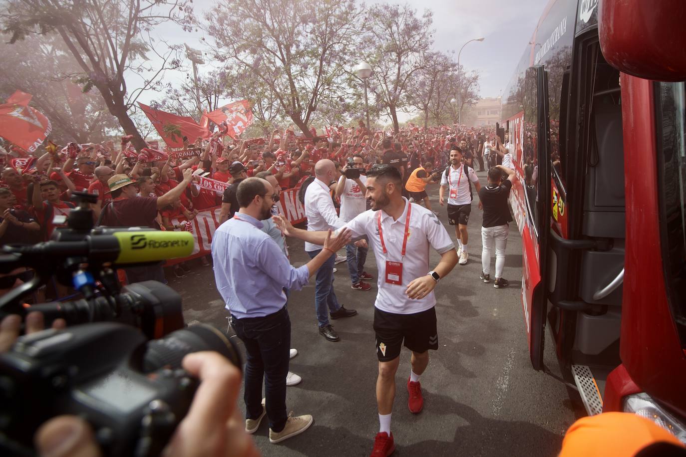 Fotos: Miles de almas granas recibieron al Real Murcia antes de la gran final por el ascenso