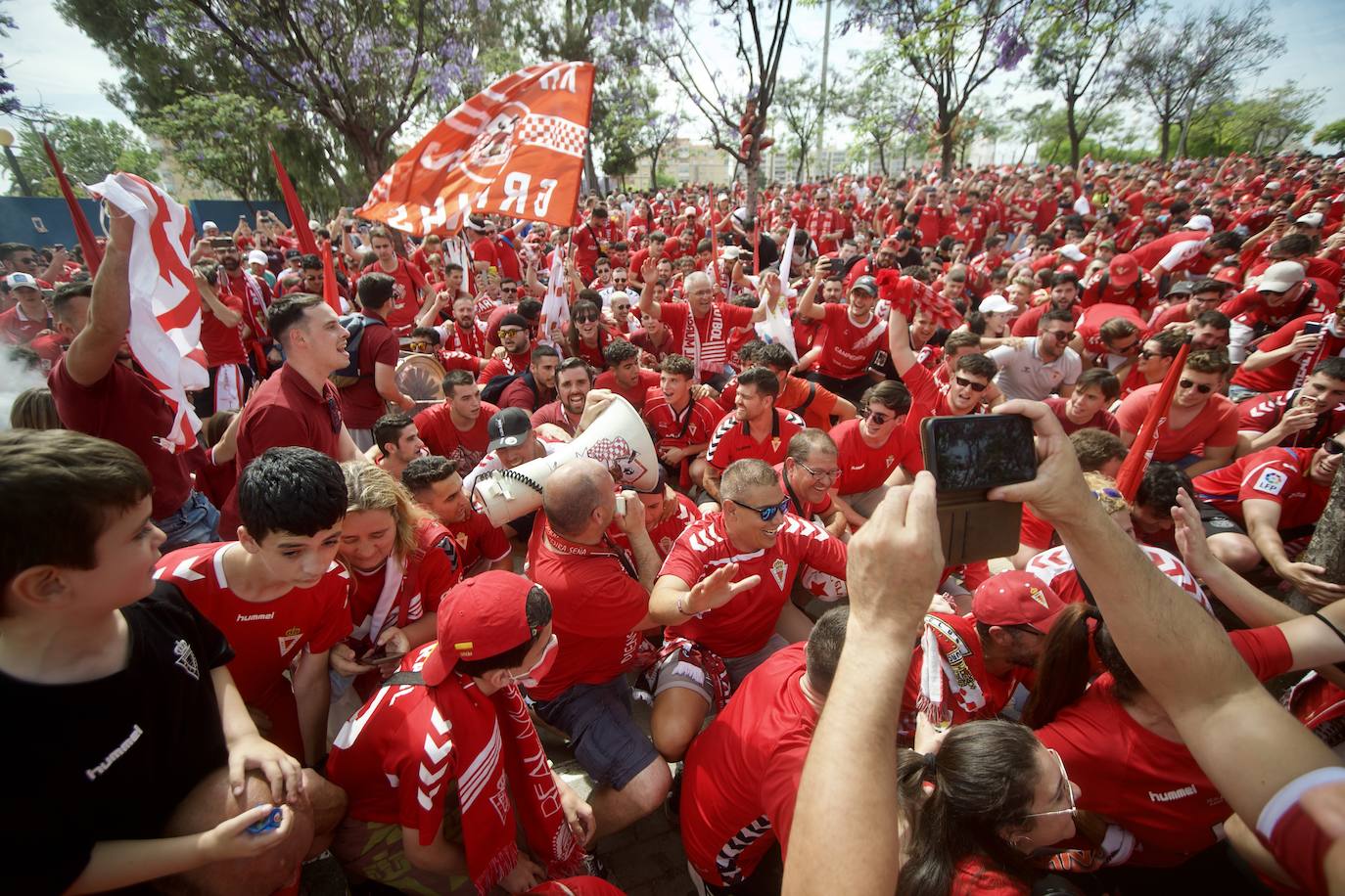 Fotos: Miles de almas granas recibieron al Real Murcia antes de la gran final por el ascenso