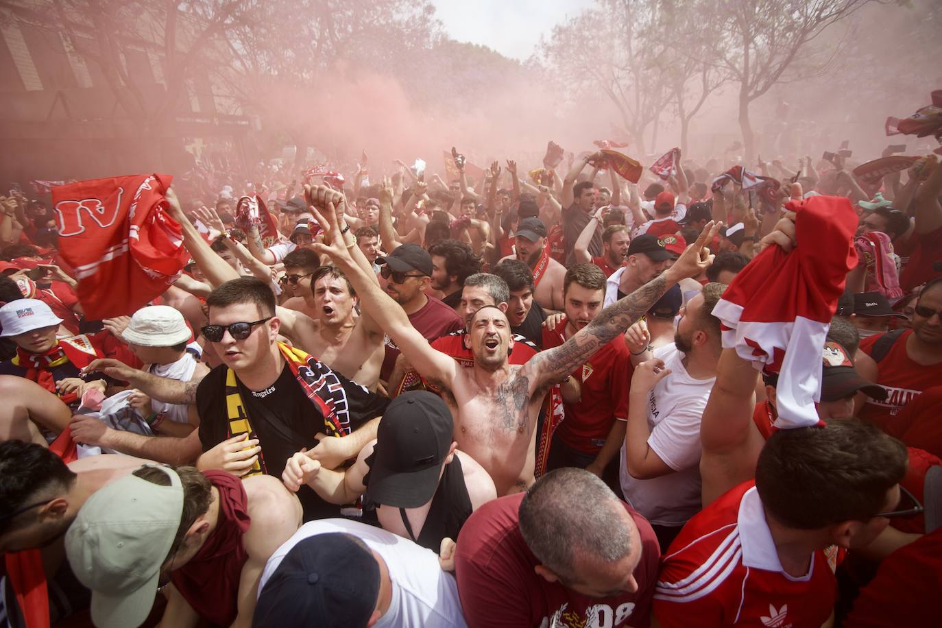 Fotos: Miles de almas granas recibieron al Real Murcia antes de la gran final por el ascenso