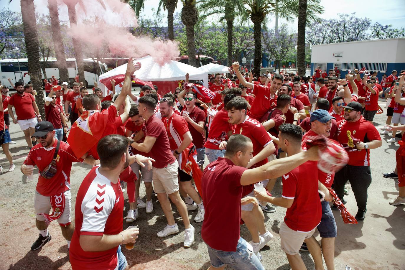 Fotos: Miles de almas granas recibieron al Real Murcia antes de la gran final por el ascenso