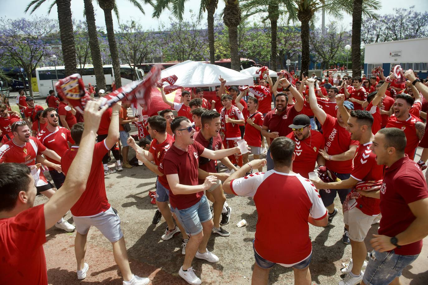 Fotos: Miles de almas granas recibieron al Real Murcia antes de la gran final por el ascenso