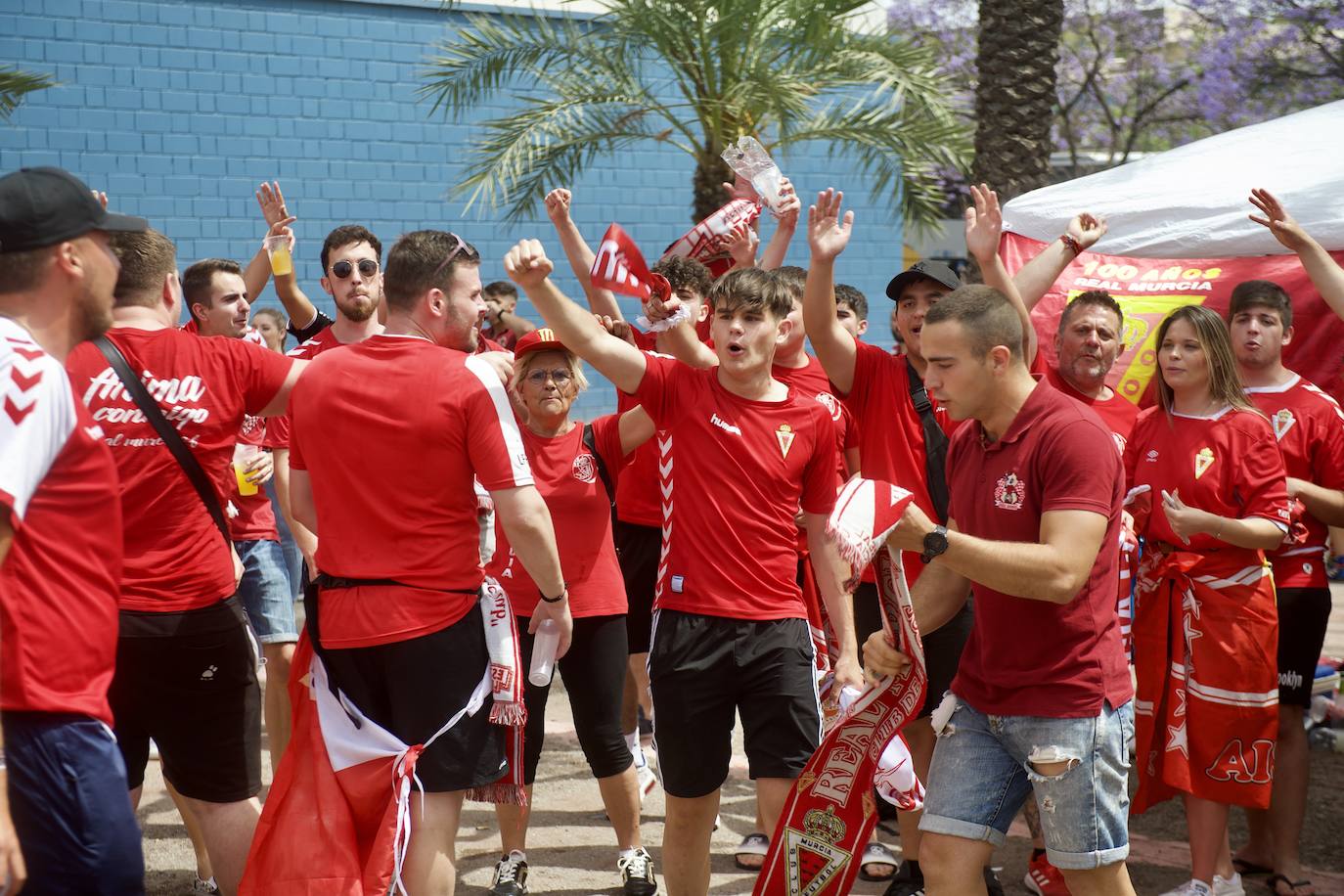 Fotos: Miles de almas granas recibieron al Real Murcia antes de la gran final por el ascenso