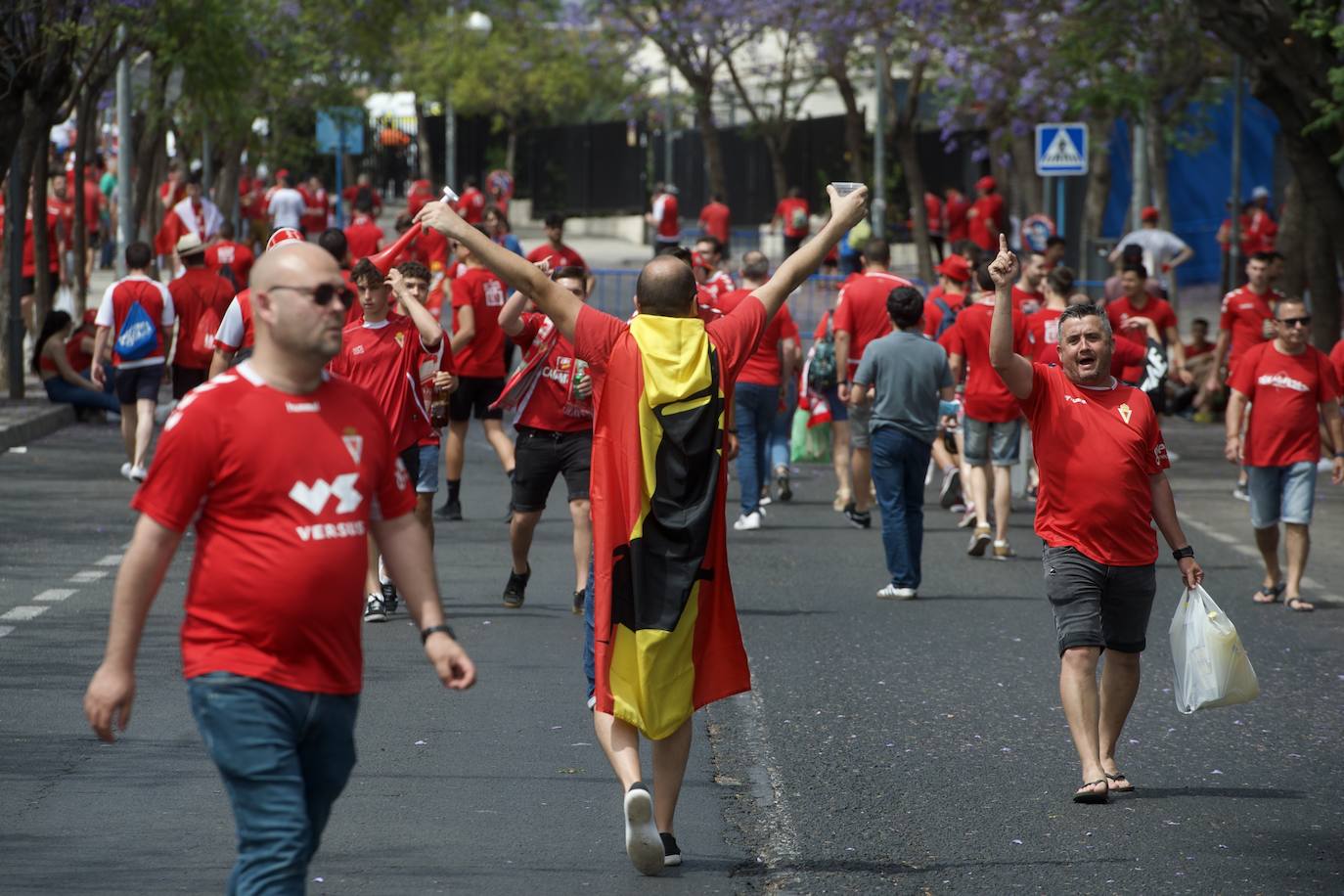 Fotos: Miles de almas granas recibieron al Real Murcia antes de la gran final por el ascenso