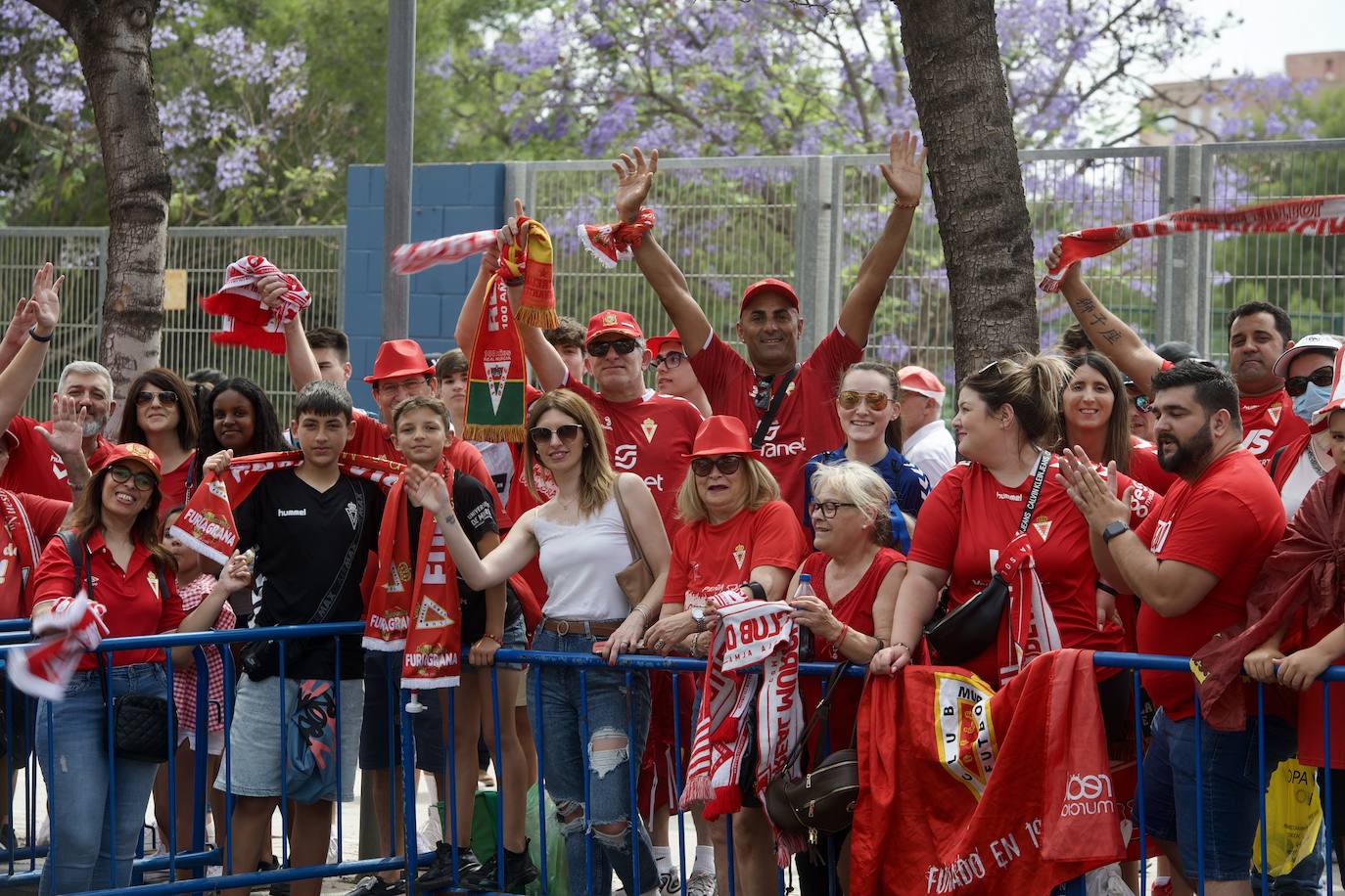 Fotos: Miles de almas granas recibieron al Real Murcia antes de la gran final por el ascenso