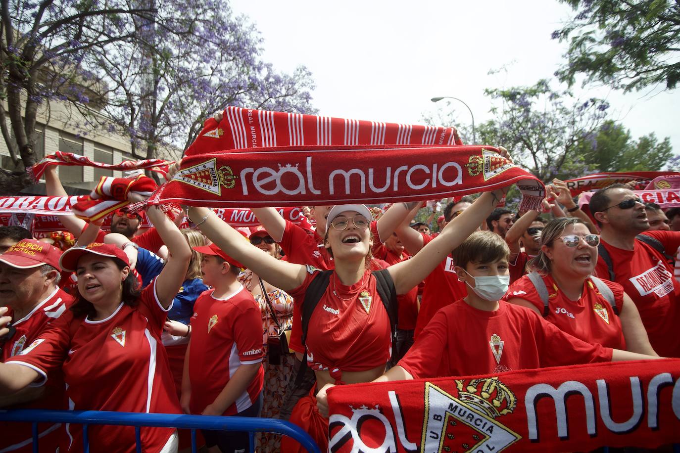 Fotos: Miles de almas granas recibieron al Real Murcia antes de la gran final por el ascenso