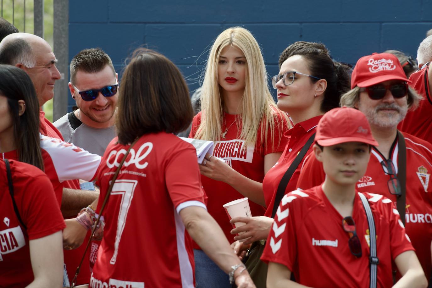 Fotos: Miles de almas granas recibieron al Real Murcia antes de la gran final por el ascenso