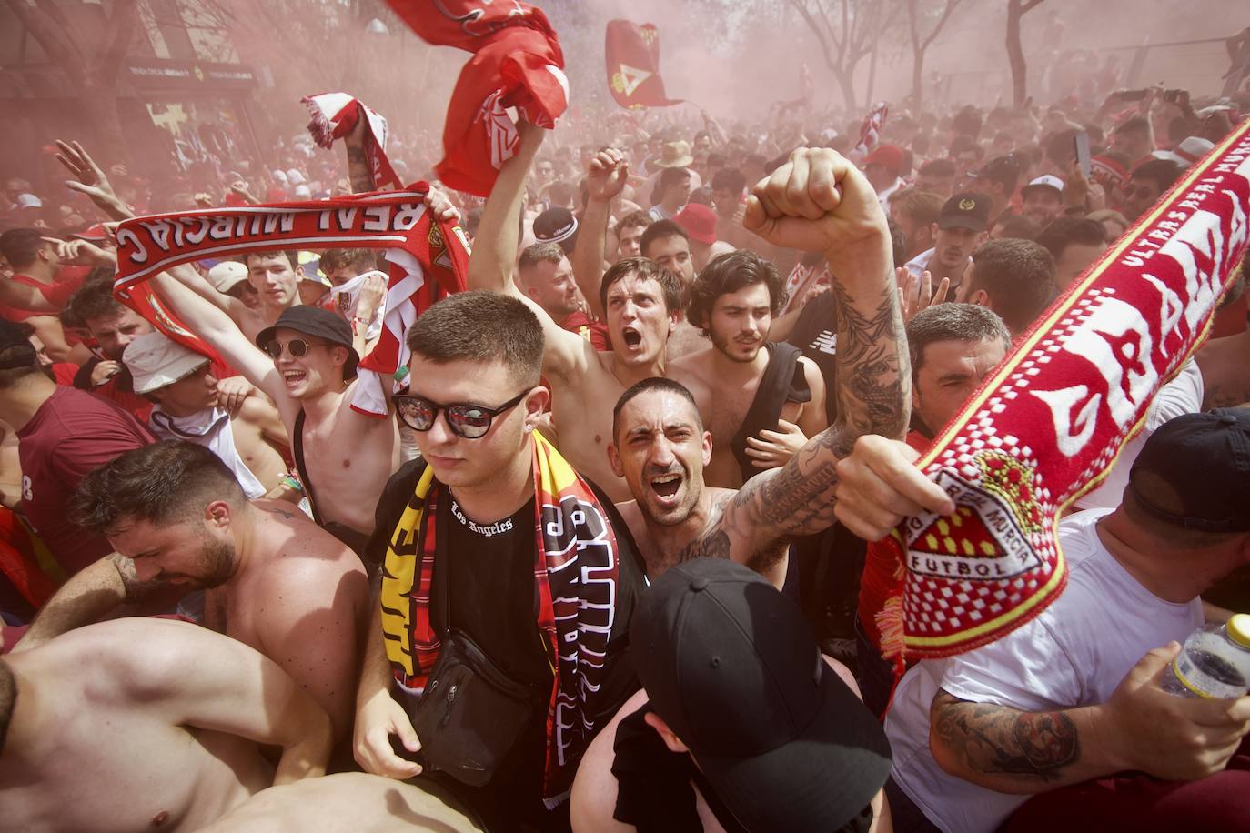 Fotos: Miles de almas granas recibieron al Real Murcia antes de la gran final por el ascenso