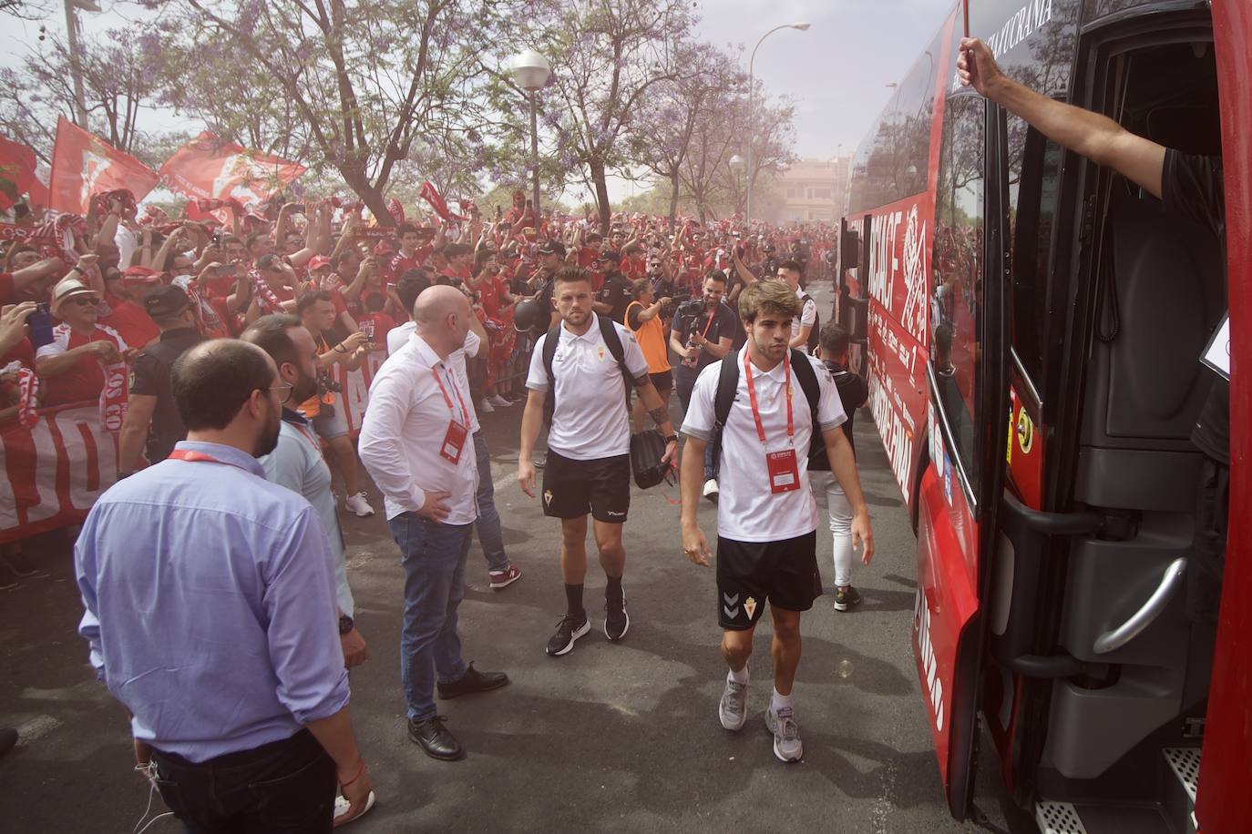 Fotos: Miles de almas granas recibieron al Real Murcia antes de la gran final por el ascenso