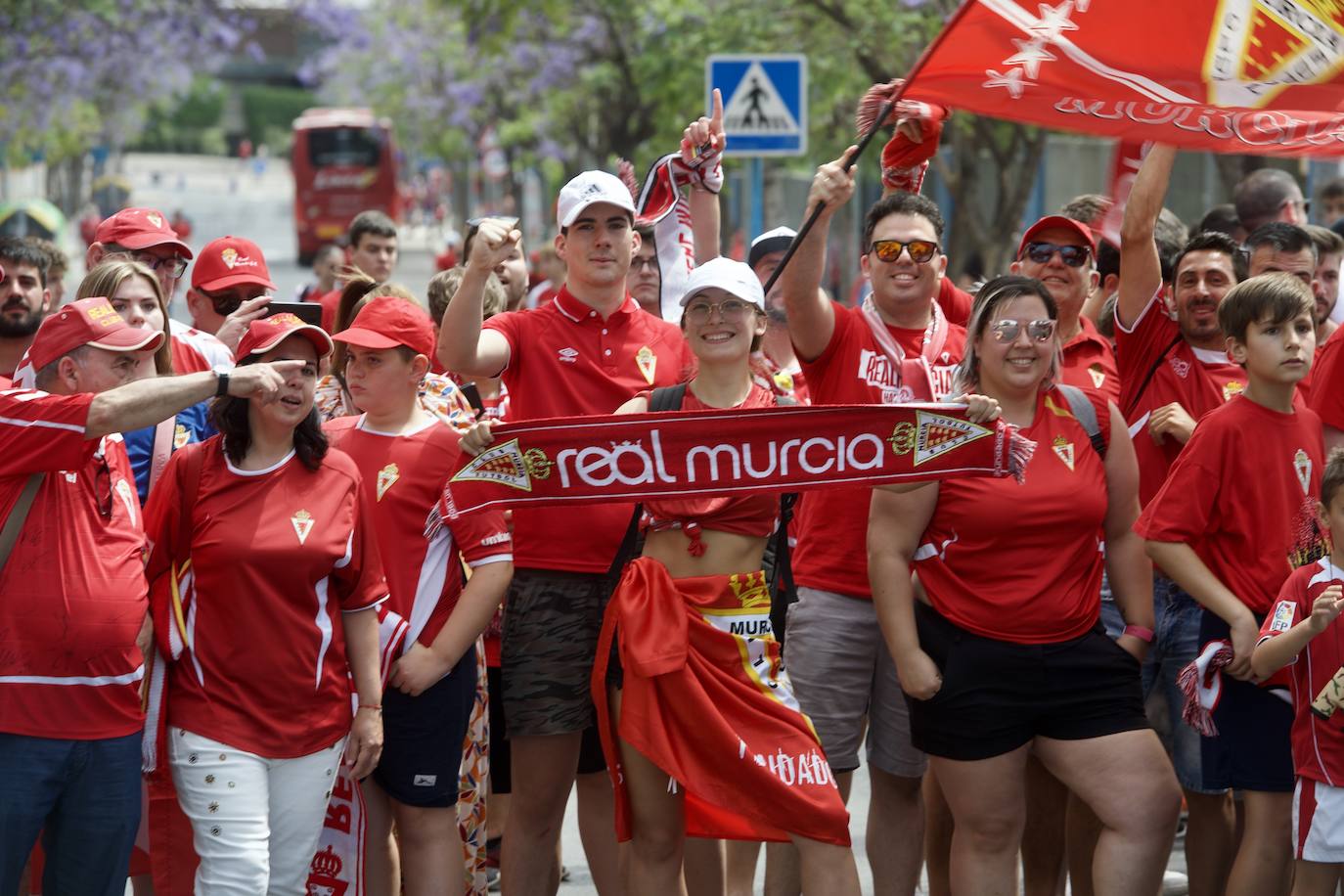 Fotos: Miles de almas granas recibieron al Real Murcia antes de la gran final por el ascenso