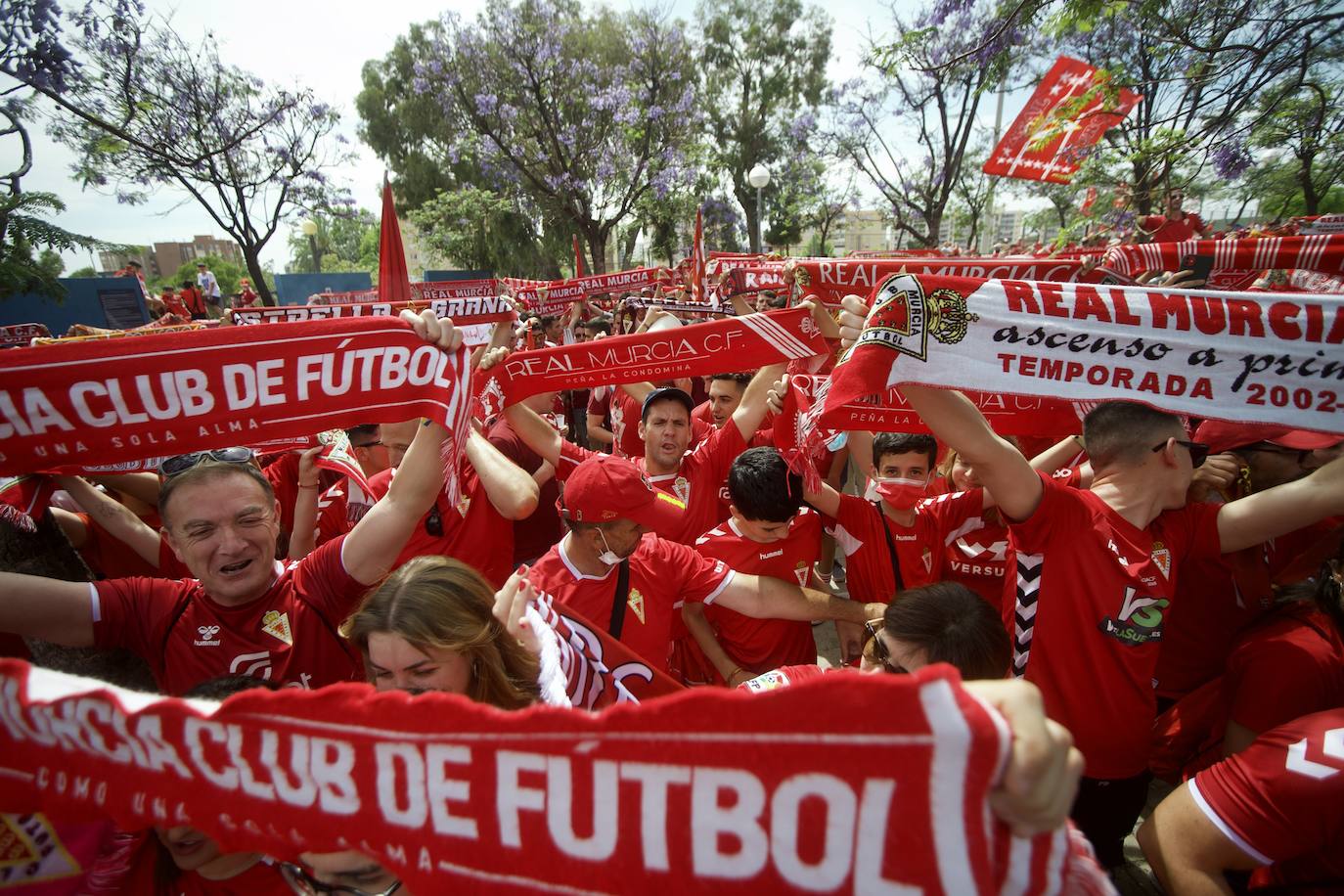 Fotos: Miles de almas granas recibieron al Real Murcia antes de la gran final por el ascenso