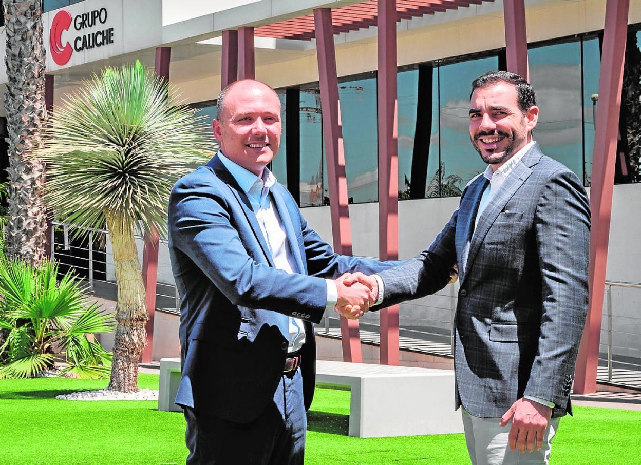 Demetrio Lajarín, director general de transporte de Caliche (d), y Francisco Molina, director de IST. 