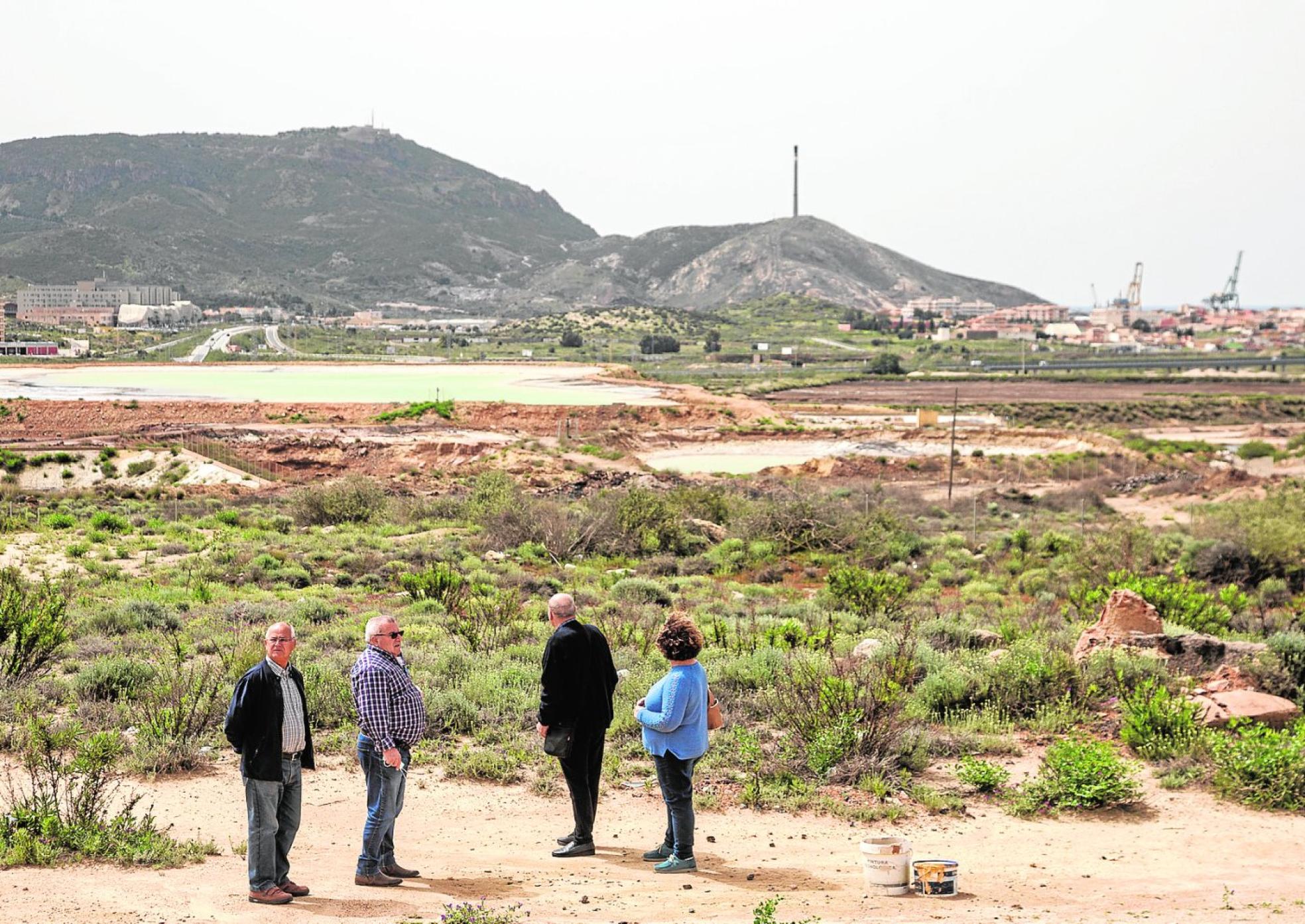 Ante los terrenos. José González, Teodosio Romero, Salvador Conesa y Julia Conesa miran las balsas de residuos desde Cabezo Beaza, días atrás.