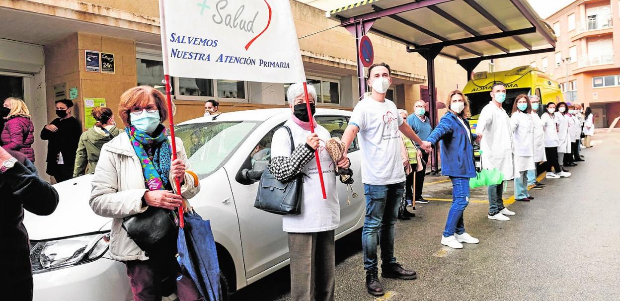 Sanitarios y pacientes, durante una concentración de la Marea Blanca en el centro de salud Jesús Marín de Molina de Segura. 