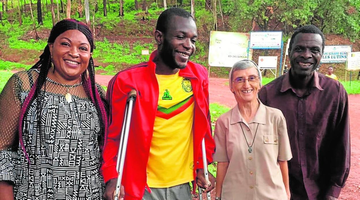 El joven camerunés, junto a sus padres y una hermana de la Caridad. 