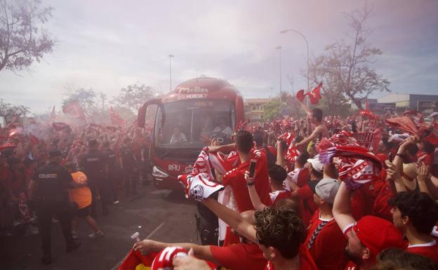 Aficionados del Real Murcia, este domingo, en Alicante. 