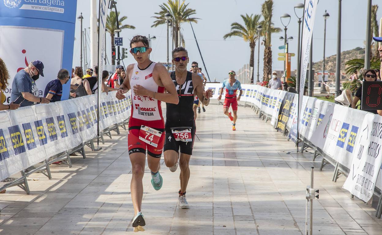 Dos atletas cruzando la meta en Héroes de Cavite, ayer en el triatlón Ciudad de Cartagena.
