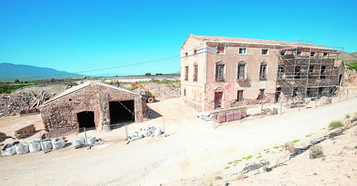 Una brigada trabaja en la cubierta de los alfolís, donde se almacenaba la sal, junto al edificio principal de la explotación. 
