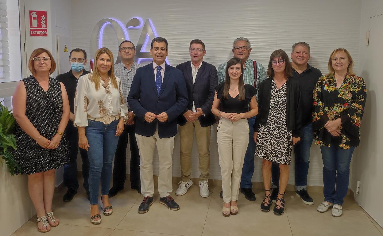 El consejero José Ramón Díez de Revenga, el presidente del Colegio Oficial de Gestores Administrativos de la Región de Murcia, la directora de Movilidad y la junta directiva de la entidad colegial tras la presentación del programa de ayudas europeas para la transformación de vehículos de mercancías y viajeros.