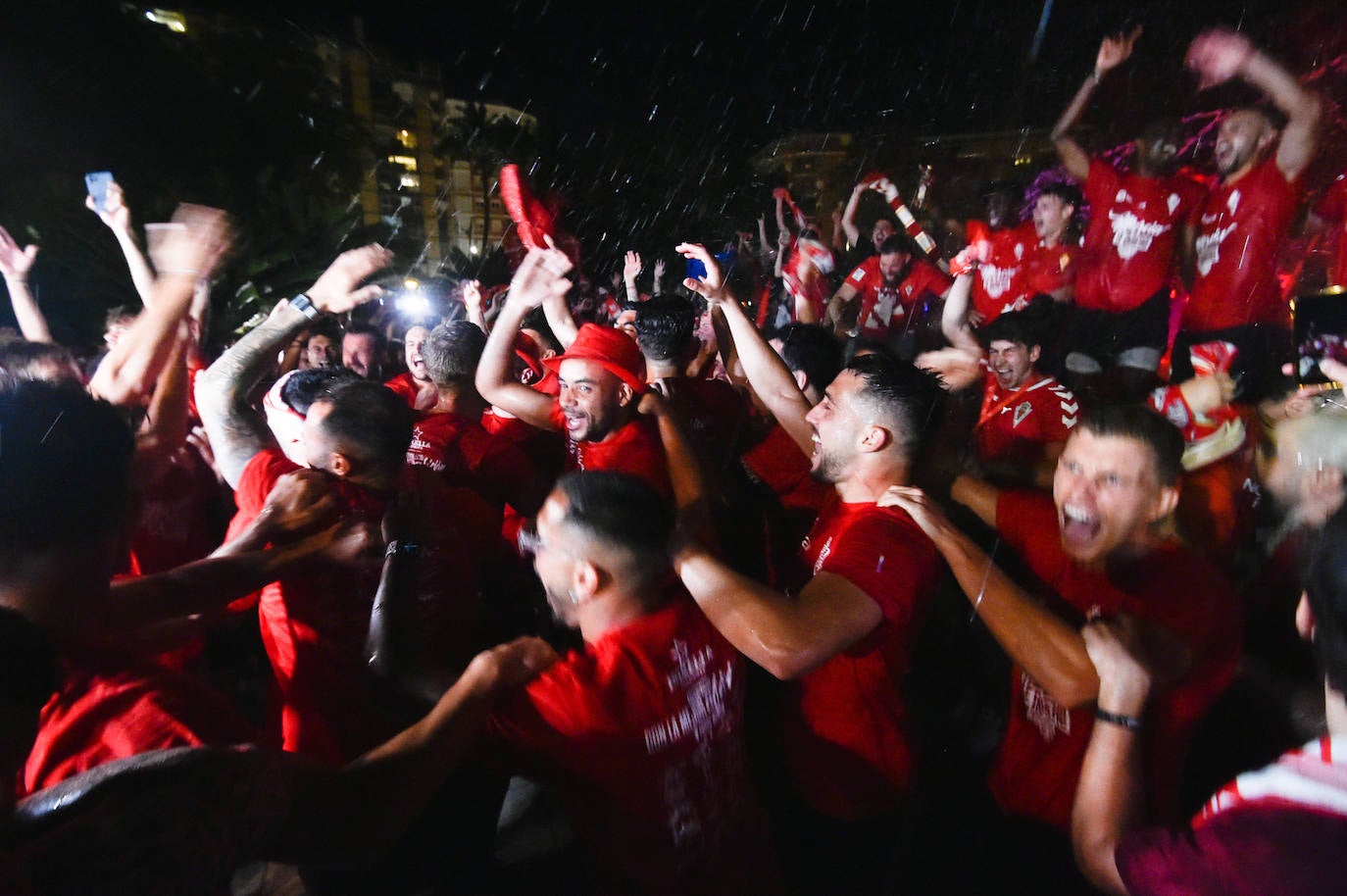 Fotos: Murcianos eufóricos celebran en &#039;La Redonda&#039; el ascenso del Real Murcia