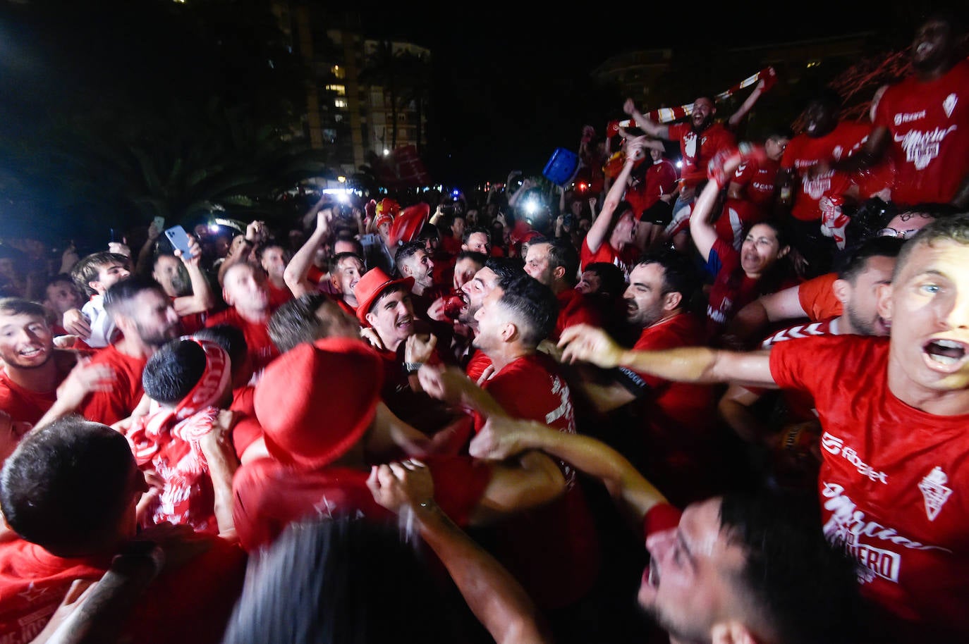 Fotos: Murcianos eufóricos celebran en &#039;La Redonda&#039; el ascenso del Real Murcia