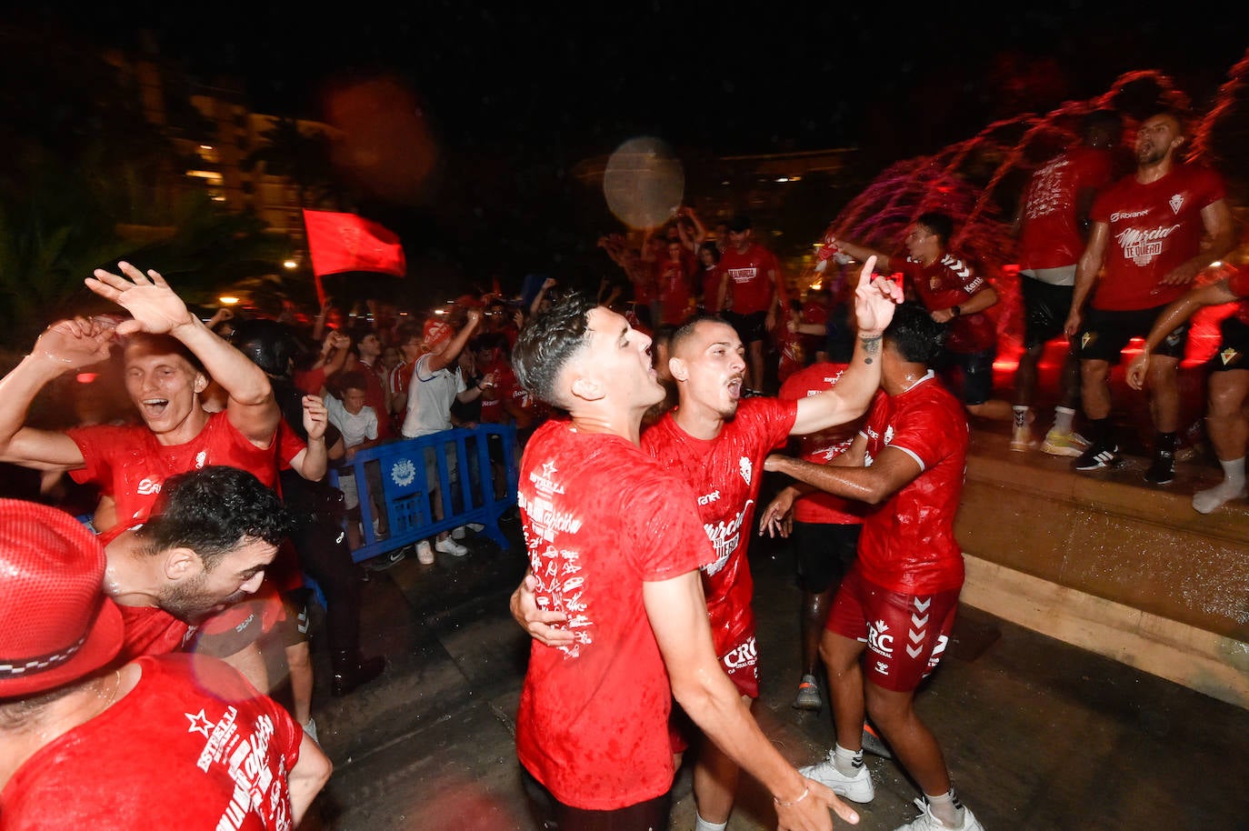 Fotos: Murcianos eufóricos celebran en &#039;La Redonda&#039; el ascenso del Real Murcia