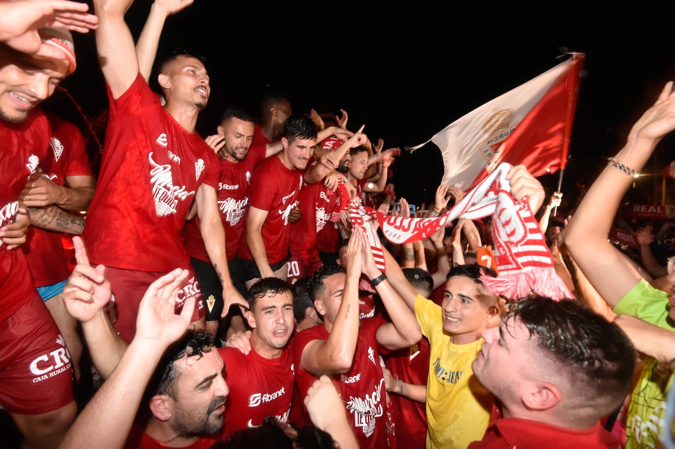 Fotos: Murcianos eufóricos celebran en &#039;La Redonda&#039; el ascenso del Real Murcia