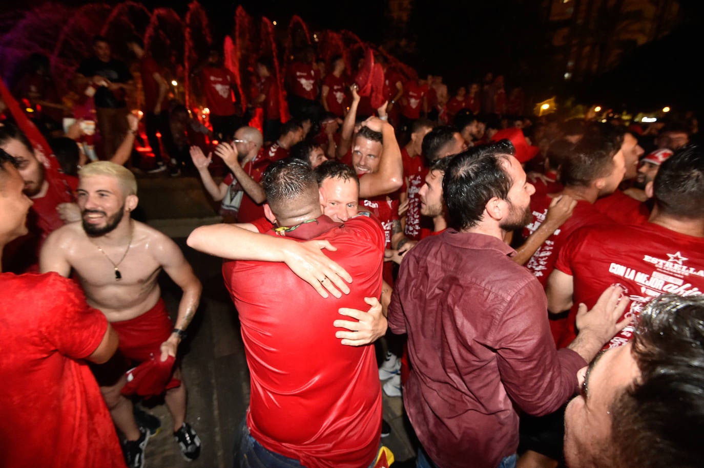 Fotos: Murcianos eufóricos celebran en &#039;La Redonda&#039; el ascenso del Real Murcia