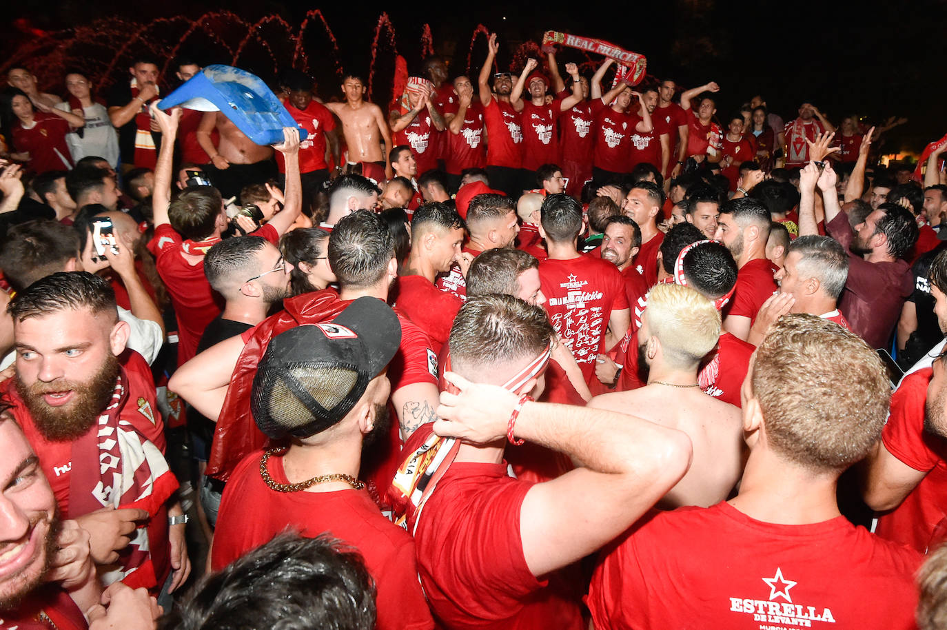 Fotos: Murcianos eufóricos celebran en &#039;La Redonda&#039; el ascenso del Real Murcia