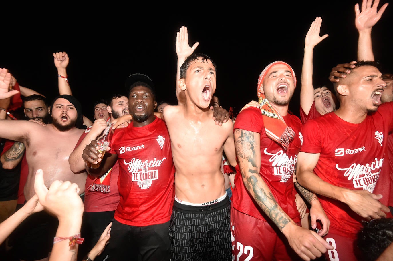 Fotos: Murcianos eufóricos celebran en &#039;La Redonda&#039; el ascenso del Real Murcia