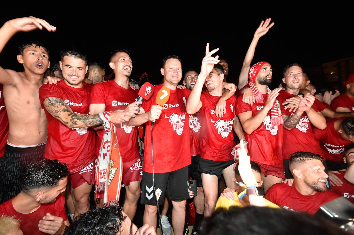 Fotos: Murcianos eufóricos celebran en &#039;La Redonda&#039; el ascenso del Real Murcia