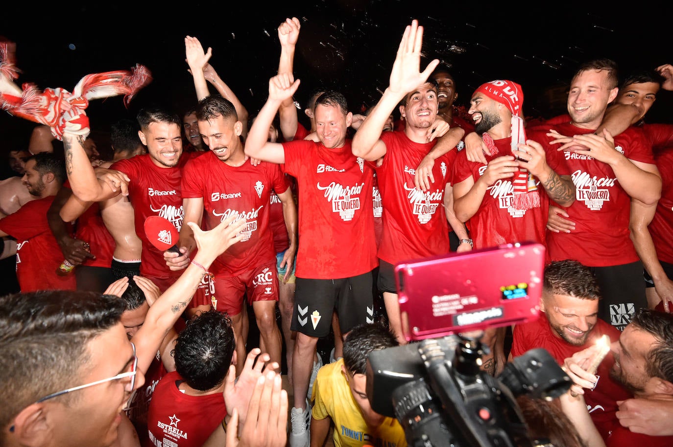 Fotos: Murcianos eufóricos celebran en &#039;La Redonda&#039; el ascenso del Real Murcia