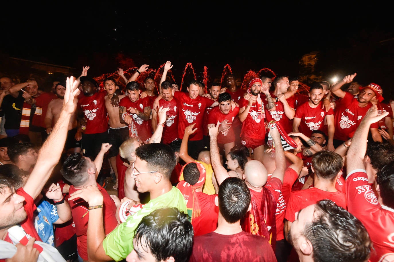 Fotos: Murcianos eufóricos celebran en &#039;La Redonda&#039; el ascenso del Real Murcia