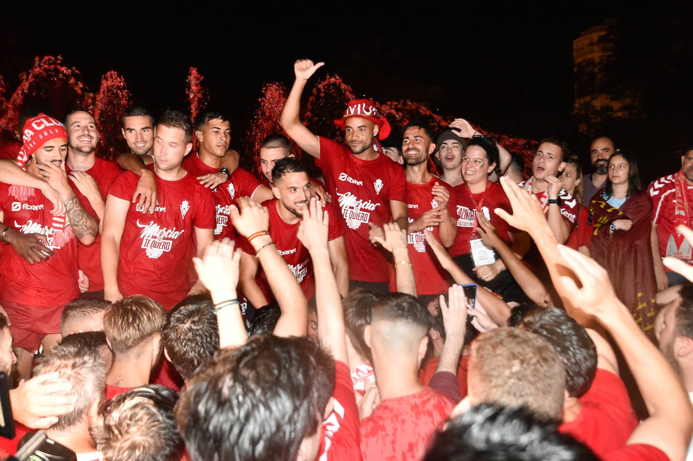 Fotos: Murcianos eufóricos celebran en &#039;La Redonda&#039; el ascenso del Real Murcia